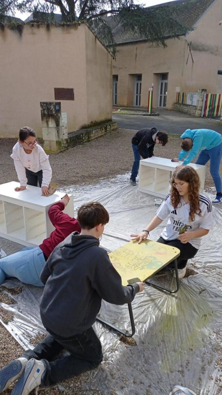 À La Pousse à Mirebeau huit volontaires du secteur jeunes (10-17 ans) donnaient de la couleur aux meubles de leur local.