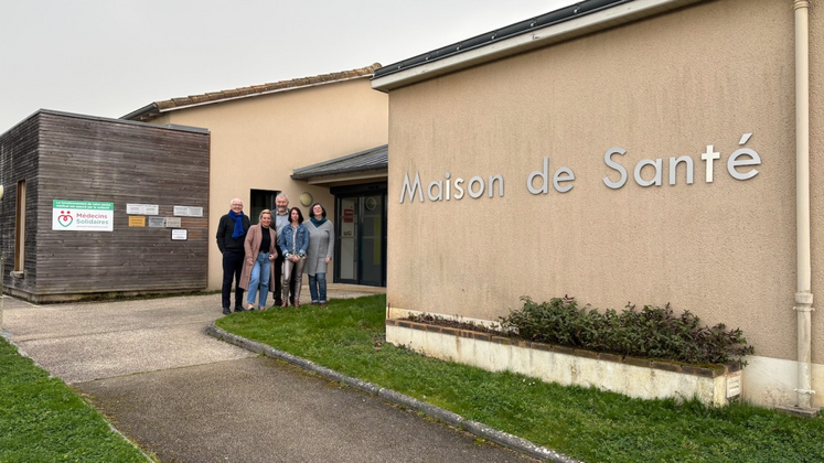 Devant la maison de santé de Ménigoute, de g. à dr. : le "médecin solidaire" de la semaine du 24 février, Sarah, coordinatrice, Didier Gaillard, maire de la commune, Élodie Bourcier, médecin venue de Belgique et Mélanie, coordinatrice.