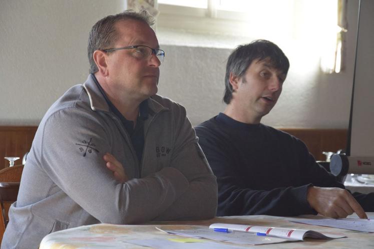 Bertrand Letellier, co-président de Bovins Croissance, et Vincent Vigneau, technicien de la Chambre d'agriculture.
