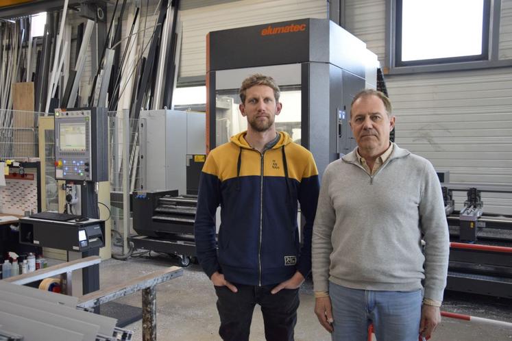 Victor et Pascal Biron devant leur nouveau centre d'usinage.