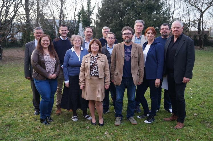 Le bureau autour de sa présidente.