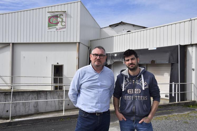 René Harny et Nicolas Roy, devant l'abattoir de Chalais.