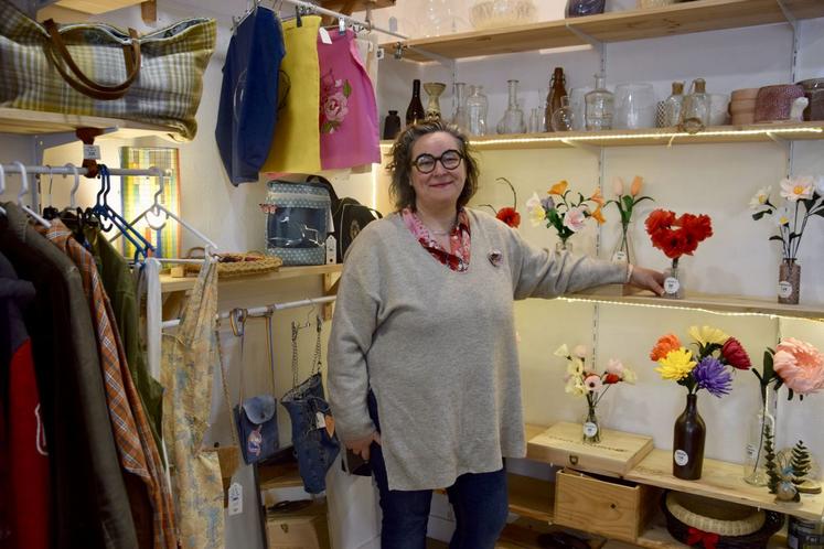 Les compositions florales en tissus et papier de Claire Pasquet lui ont valu d'être remarquée par la cristallerie d'art Maison Daum à Paris. Elle travaille actuellement à un arbre d'accueil pour la plateforme des aidants de Châteauneuf.