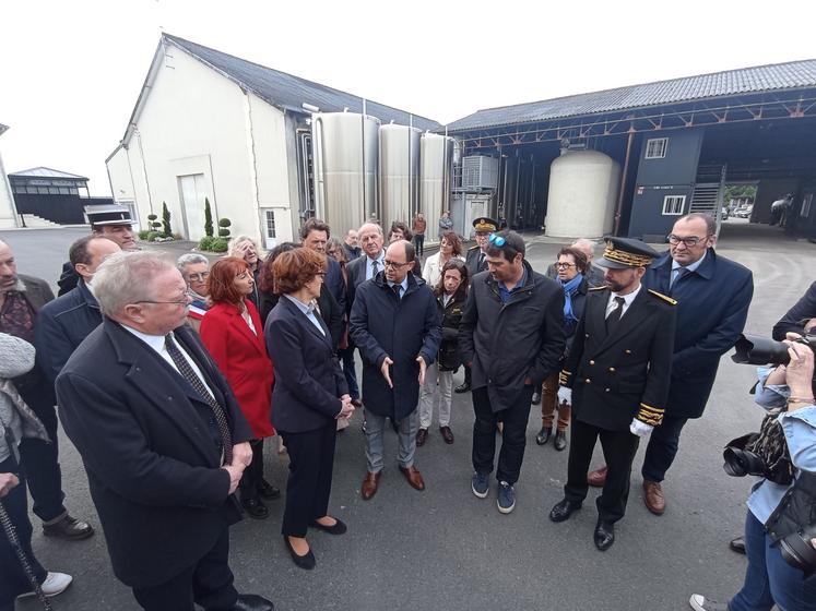 En visite au château Montifaud, à Jarnac-Champagne, Annie Genevard a échangé avec les élus et les acteurs du bassin viticole charentais.