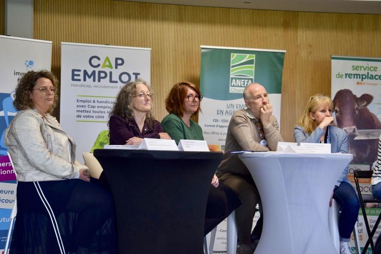 Différents acteurs de l'emploi en agriculture ont participé à ce rendez-vous : Agem 16-Service de remplacement, l'Anefa, la MSA et France Travail.