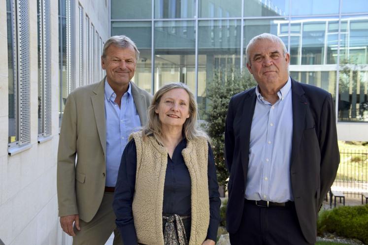 Le directeur général de la MSA des Charentes Edgard Cloërec (à gauche) et le président Patrick Couillaud entourent Sandrine Leservoisier, référente des élections MSA 2025.