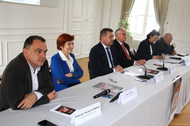 Les fonds collectés "ont un impact direct et concret sur la recherche clinique et fondamentale", insiste le professeur Nicolas Isambert (au premier plan).