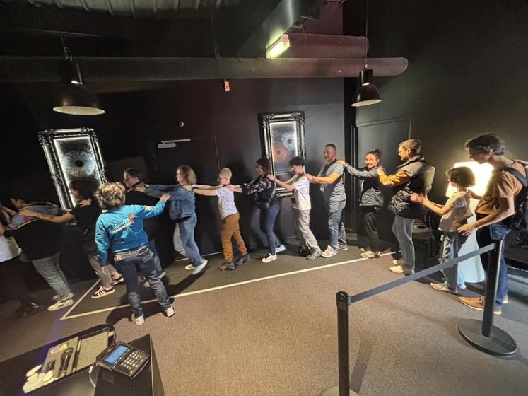 Les visiteurs déambulent en file indienne pour découvrir dans le noir complet la forêt du Zanzibar, Tokyo et la Cordillère des Andes.