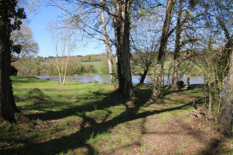Le manoir de la Blonnerie est refuge LPO. Son étang accueille les touristes amateurs de pêche et de ballades en pleine nature.