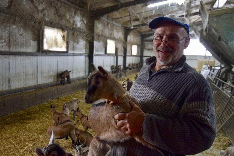 Jean-Pierre Monthubert élève 350 chèvres alpines à Ligné.
