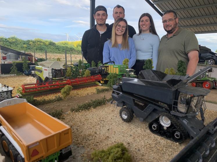 Romain Pétorin, Nathan Groussard, Gwenaëlle Richard, Elena Morillon et Aurélien Lys autour du diorama des deux premiers.
