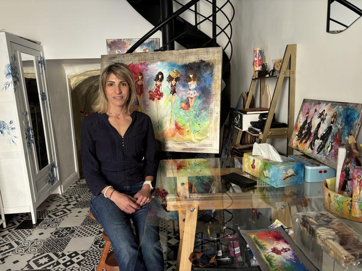 Zeina Hokayem peint des tableaux de femmes, très colorés, sur de l'acier.