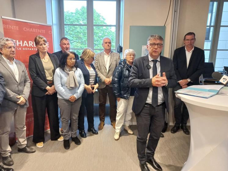 Philippe Bouty a tenu une conférence de presse mardi soir entouré des 13 conseillers départementaux qui lui sont restés fidèles.