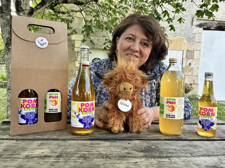 Sonia Beinchet présente son cidre "Pom Korn", son jus de pomme "After Pom" et son apéro box, avec sa mascotte Edgar, highland écossais.