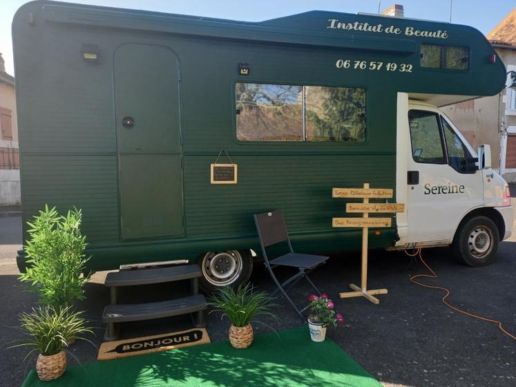 Le camion Christelle Berthonneau s'appelle Sereine. Elle va à la porte de ses clientes ou s'arrête sur la place des villages.