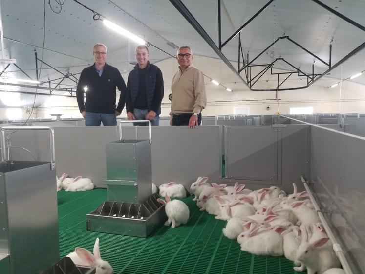 Les deux associés et Philippe Roy, responsable technique lapins à la Ciab, lors de la journée portes ouvertes, mercredi 16 avril.