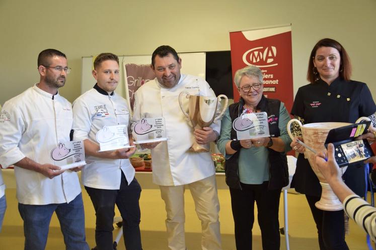 La Maison Lafaye (à droite) a remporté le concours du grillon charentais cette année, devant Fabrice Courraud (au centre). Il a aussi été couronné pour son grillon innovant. La Maison Pelletan (à gauche) a terminé à la deuxième place du concours du grillon innovant.