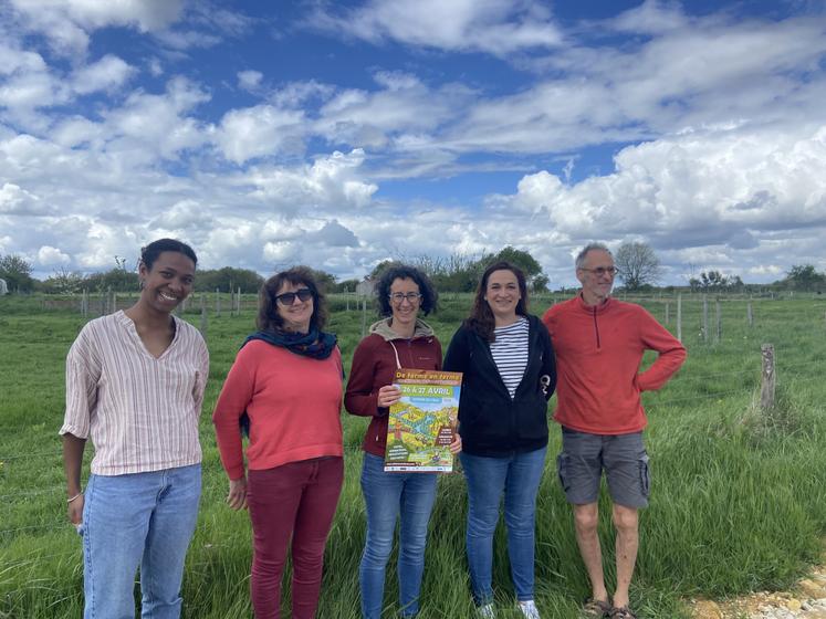 Tatiana Mussungu, animatrice au Civam, Fabienne Marseault-Fortin, Laurence Gauthier, Emmanuelle Rapaud et Stéphane Moreau préparent le week-end de Ferme en ferme.