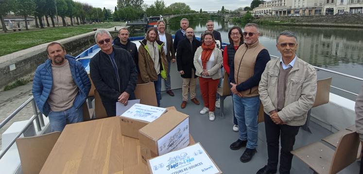 Lauréats et élus étaient réunis sur la Charente à Saintes pour cette remise de prix.