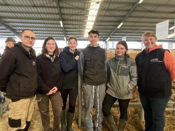 Les élèves de BTS Productions animales du lycée de Melle, accompagnés de leur enseignante Émilie Bonneau-Wimmer, étaient présents, comme chaque année, pour prêter main-forte sur le concours et participer au jury.