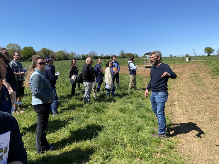 Denis Boulanger, responsable de la ferme du lycée Jacques Bujault, expose les aménagements choisis, entre agroécologie, pertinence économique et confort de travail.