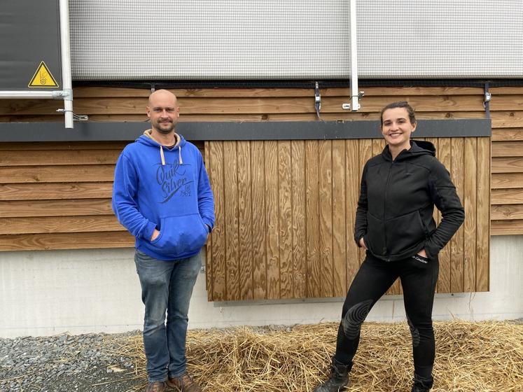 Samuel Charles, associé du Gaec des trois villages et Marion Estrade, salariée en charge du troupeau caprin, devant une des portes coulissantes équipant chaque lot de chèvres.