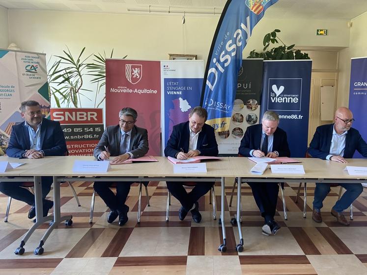 Les maires de la commune et élus du territoire ont signé les conventions à la mairie de Jaunay-Marigny.