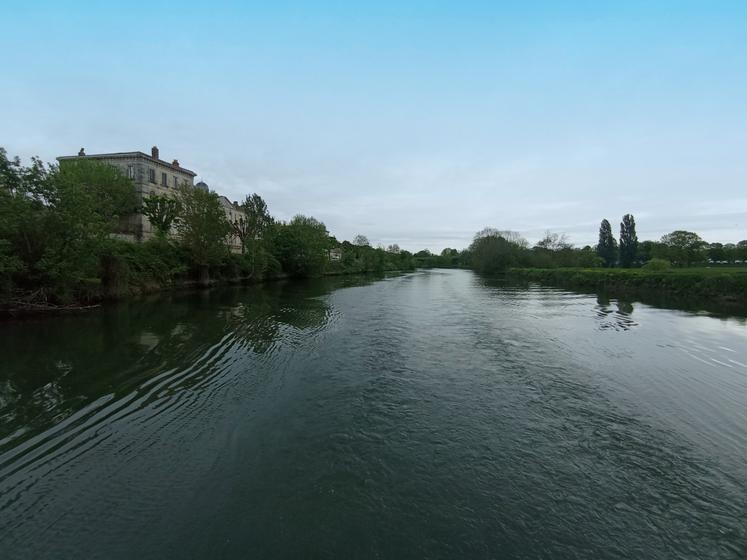 Le fleuve Charente assure 30 % de l'approvisionnement en eau d'Eau 17, mais son débit risque de baisser dans les années à venir sur les périodes estivales, qui sont par ailleurs les plus consommatrices du fait de la présence touristique.