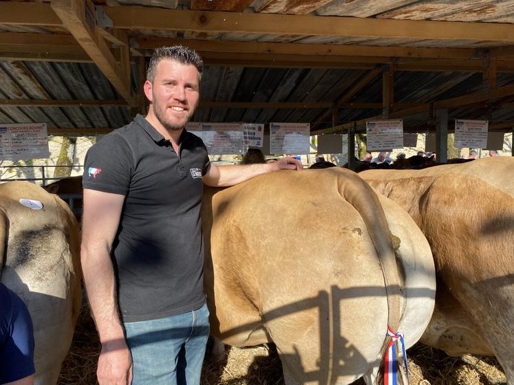 Julien Dupuis, de l'Earl la Mardière, aux côtés de sa génisse Parthenaise ayant remporté le prix de championnat du concours. Elle a été achetée pour la boucherie du Leclerc d'Azay-le-Brûlé.