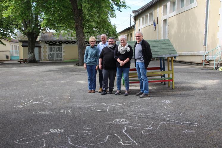 Une partie de bénévoles engagés dans l'organisation du centenaire de l'école d'Availles-Limouzine.