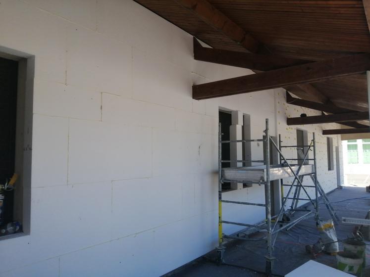 Lors des travaux d'isolation extérieure à l'école de Lencloître.