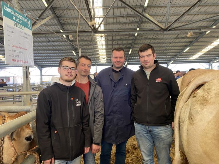 Au centre, Stéphane Goubeau, éleveur à Saint-Marc-la-Lande et Mathieu Maillard, acheteur pour Socopa. Stéphane est venu accompagné de ses deux fils, Valentin et Clément.