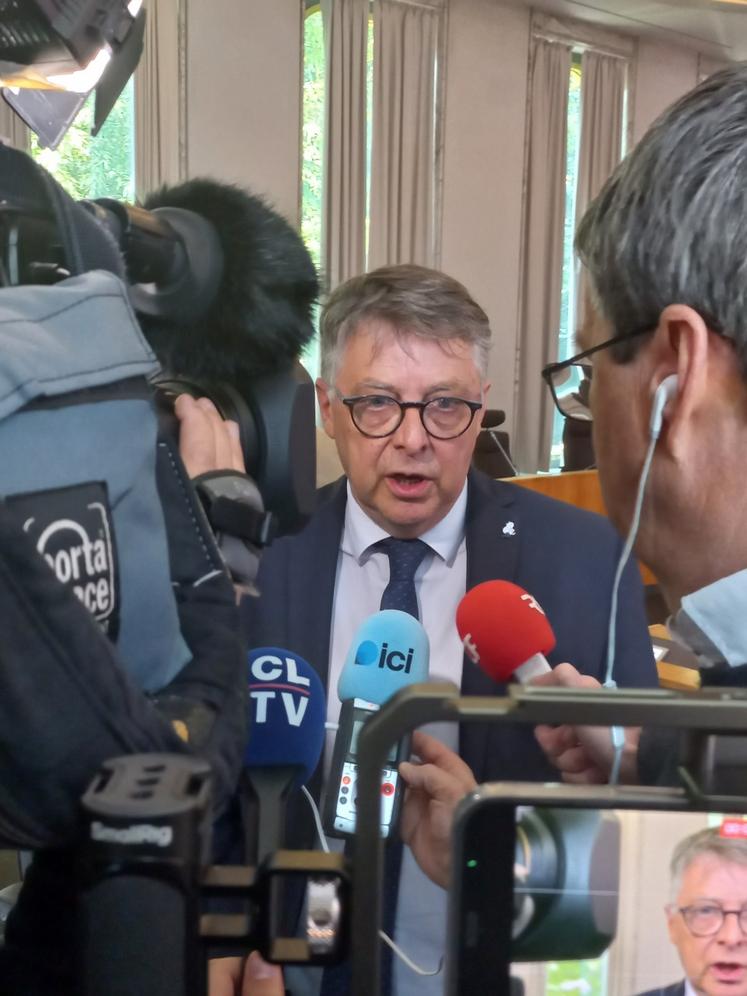 Philippe Bouty, submergé par la presse à l'issue de la dernière séance.