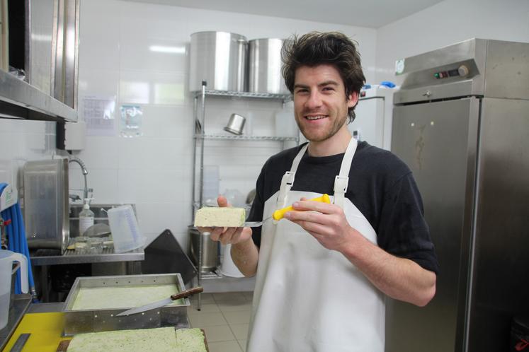 Victor Fighiera fait des tofus nature, mais aussi aromatisés. Ici, à l'ail des ours de Fontenay-le-Comte.
