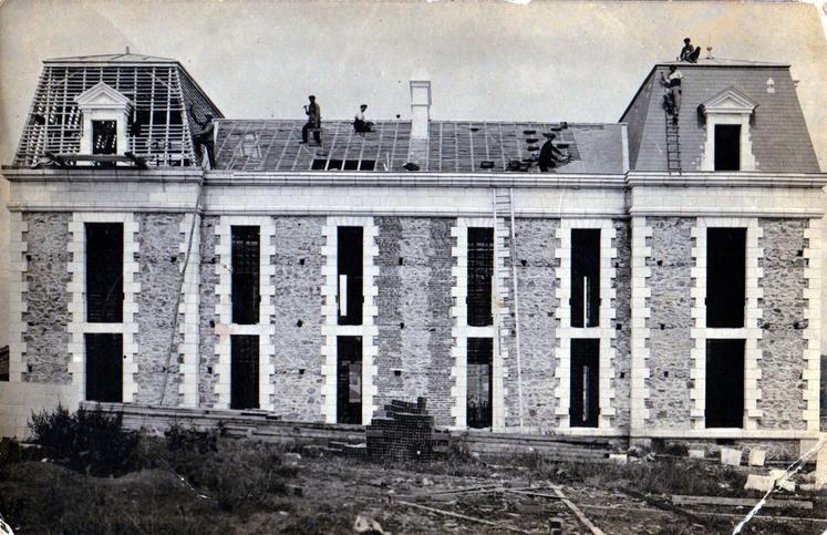 L'exposition montrera notamment des cartes postales, ici de la construction de l'école, en 1924.