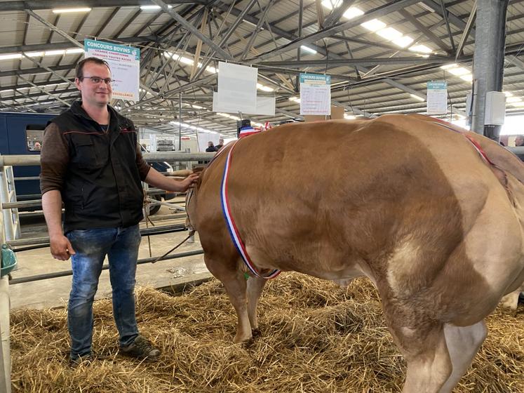 Guillaume Auzanneau, éleveur à Bouresse (86), a remporté les prix de grandes championnes toutes races vache et génisse.