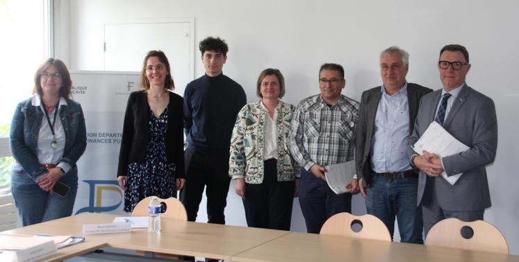 L'équipe du Centre des Finances publiques de Poitiers, aux côtés de Bruno Montmureau, directeur Réseau expertise, lors de la conférence de presse du lancement de campagne 2025.