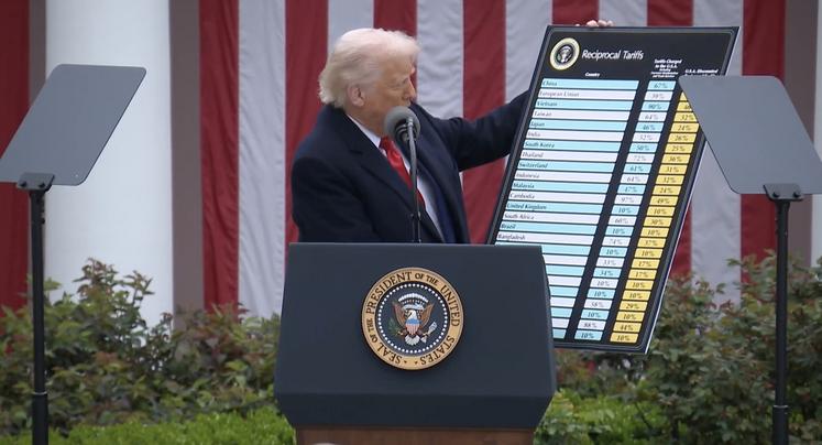 Donald Trump a présenté les droits de douane qu'il entend appliquer sur toutes les importations américaines.