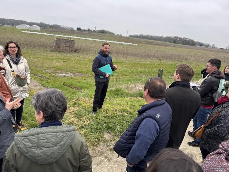 Sur le bourg de Saint-Hilaire, différentes activités ont été accompagnées par la municipalité pour protéger le captage d'eau potable. Ici l'activité de maraîchage bio par le centre social.