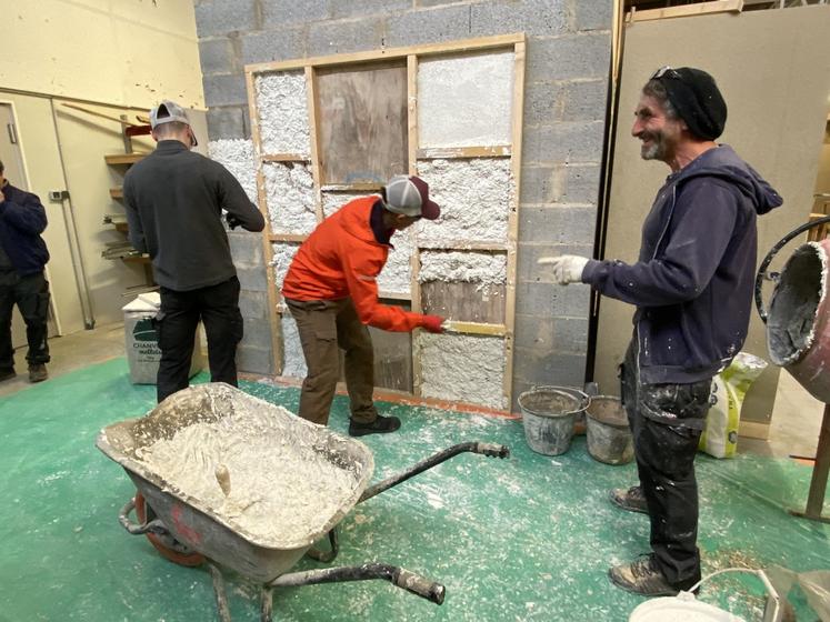 Les participants ont testé l'application d'enduit au chanvre.