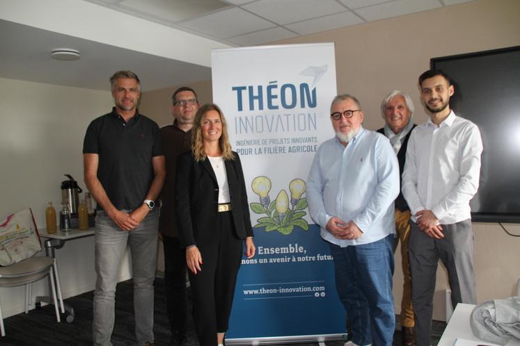 Dans l'équipe de Théon Innovation, des associés fondateurs, Nicolas Bentz et Aurélia Flèche (à gauche) de la banque d'affaires énergie Adenfi. Xavier Guillot, responsable de la division agronomie et scientifique (à gauche au second plan). À droite, Philippe Moreau, fondateur de Théon Innovation, Dominique Clément, consultant et Mohamed Madani, ingénieur.