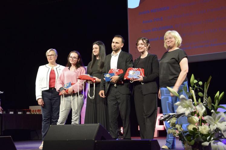 Quatre apprentis méritants ont été distingués par la CMA. Encadrés par Geneviève Brangé et Myriam Maillet, on retrouve de gauche à droite : Anaïs Pele (boucherie), Judith Meunier (pâtisserie), Mohamad Al Hasan (coiffure) et Clara Belkhiria (esthétique).