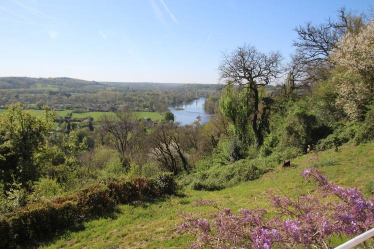 Le nom du gîte, "en bas cool la Vienne", tient sans aucun doute de cette vue imprenable, de la terrasse, sur la Vienne.