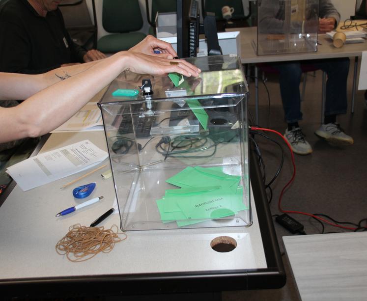 Le dépouillement s'est déroulé simultanément à Chauray et Poitiers (photo), jeudi 22 mai.