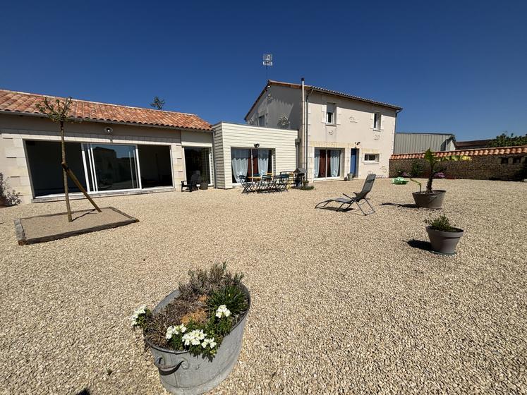 Il a fallu 7 ans à Thierry et Quentin Lemaître, père et fils, pour construire le gîte.