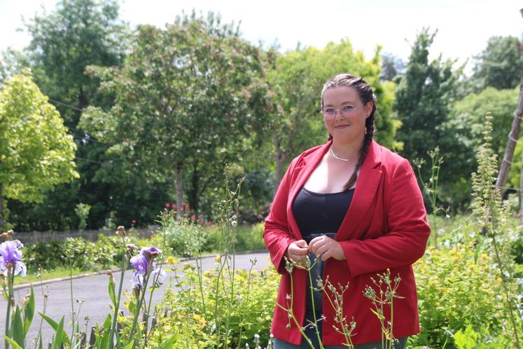 Clémence Emery prépare la finale du concours de reconnaissance des végétaux au lycée de Thuré.