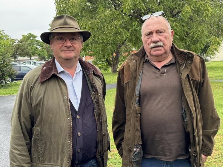 De gauche à droite, Xavier Desouche et Philippe Dubois, ancien vétérinaire du Groupement de défense sanitaire de la Charente.