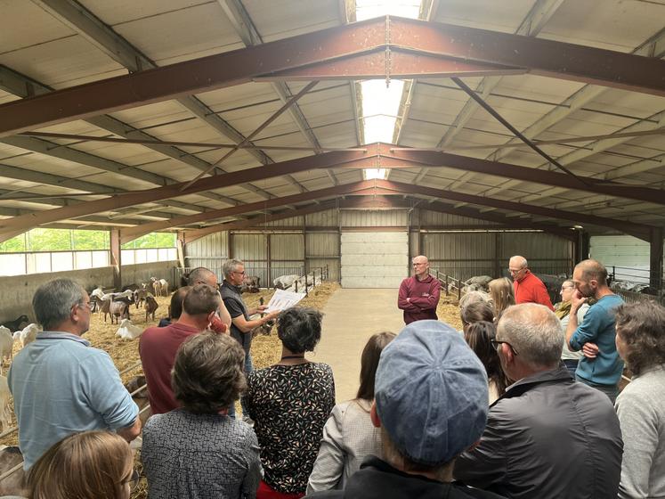 Après la matinée en salle, une présentation de l'EARL des 6 vallées était proposée.