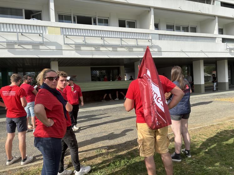Les JA ont entouré la permanence avec des bottes de paille.
