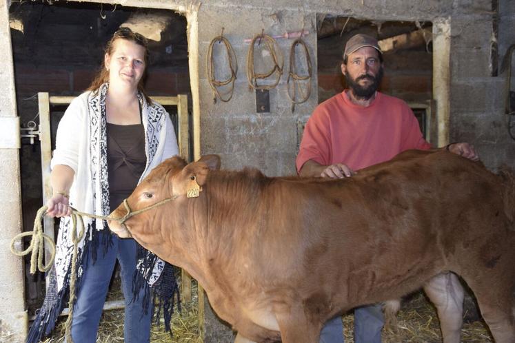Virginie et Guillaume Terrière dans leur exploitation bovine de Rioux-Martin.